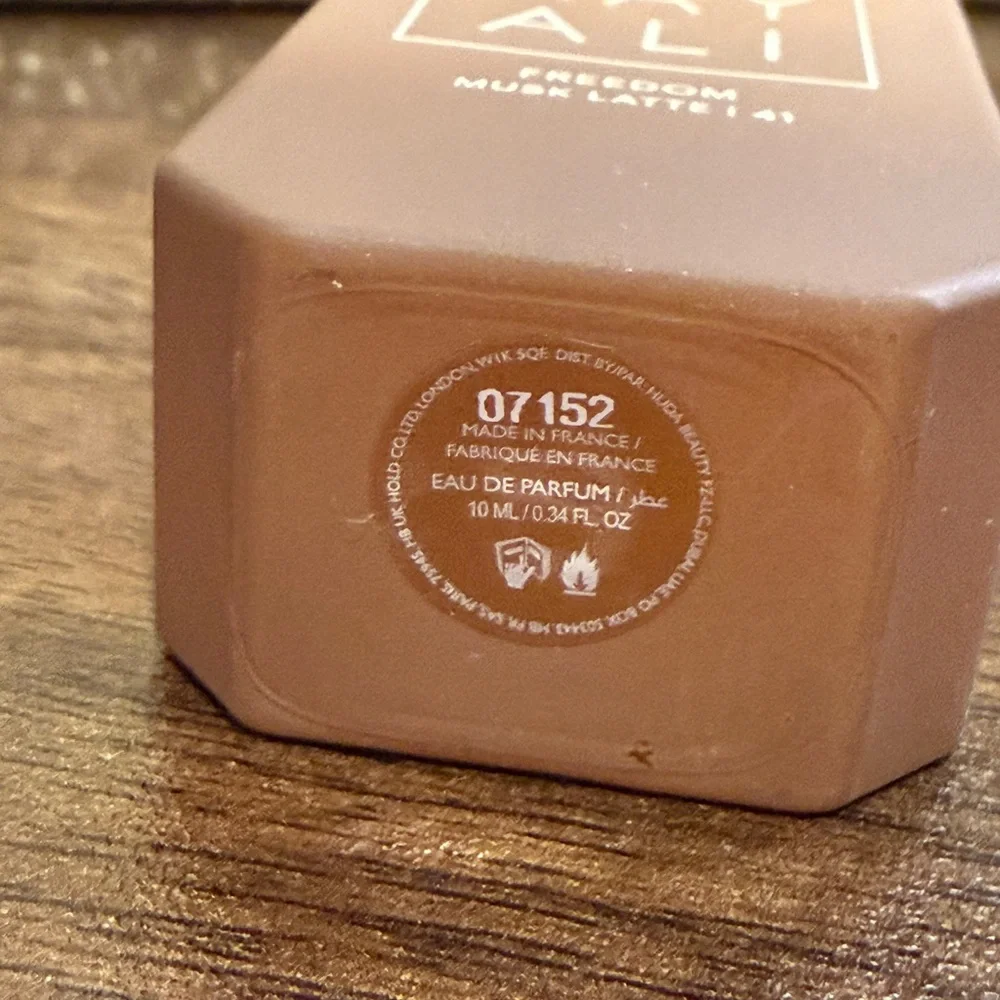 KAYALI Freedom Musk latte 41 - Picture 4 of 4